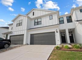 Open Kitchen - Covered Patio - Community Pool, отель в городе Бьюда