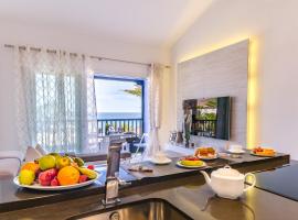 Lidia & Paco Home two bedrooms beachfront、Playa del Aguilaのヴィラ
