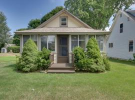 Grandmas Cottage with Sunroom Walk to Beach, hotel a Old Saybrook