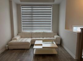 Modern Vaughan Retreat, 10 mins to Pearson Airport, Vaughan Mall，旺市的飯店