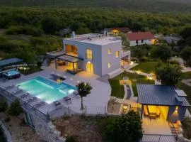 NEW! Luxurious Villa River Rose: Heated Pool, Jacuzzi, 4 En-Suite Bedrooms