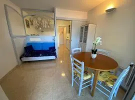 Joli studio climatisé au Port de Hyères - Proche Plages et Commerces - Linge de maison fourni