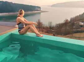 Moon Lake Bicaz - Casa Oia, hotel v destinaci Buhalniţa