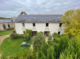 Studio, plein centre, indépendant, calme, avec parking privatif – hotel w mieście Le Faou