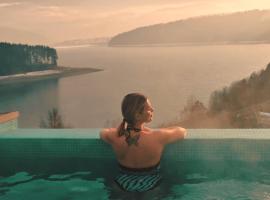 Moon Lake Bicaz - Casa Oia，Buhalniţa的附設泳池的飯店