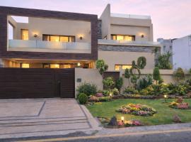 Haven Lodge - 3BR Luxury Home in AWT Lahore, готель у Лахорі