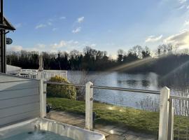 Modern Cotswold Lake House w Hot Tub Views, hotel en South Cerney