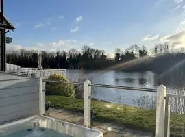 Modern Cotswold Home w Hot Tub Lake Views