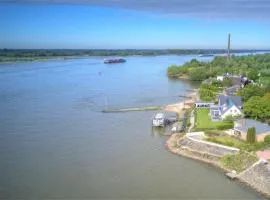 14P 6B Riverfront Villa with Jacuzzi Dock Gameroom