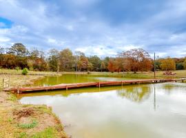 Pool, Fire Pit & Pond: Angler's Retreat in Griffin, hotel in Griffin
