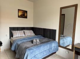 Apenas 100m da unioeste perto do lago e shopping, hotel a Toledo