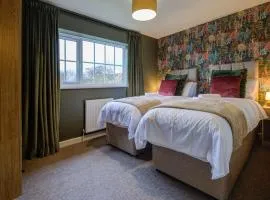 Central 3-Bedroom House Sleeps 5 with Parking