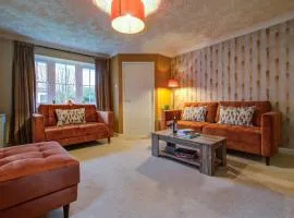 Central 3-Bedroom House Sleeps 5 with Parking