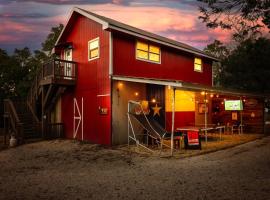 Red Barn Inn Feed Deer and play games & Firepit، فندق في بويرن