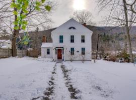 Hike, Fish and Ski Riverside Barn Loft in Lee, hotel di Lee City