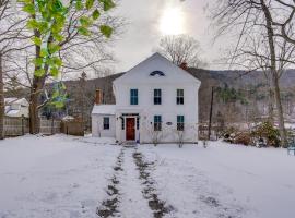 Historic Family Retreat on the AT and Housatonic!, hotel di Lee City