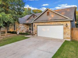 Hot Tub - River Nearby - Quiet Street, viešbutis mieste Bastropas