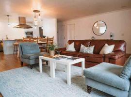 Family Friendly Home Near Monterey, Hotel in Marina