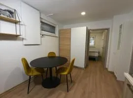 Quiet One-Bedroom Near City Center Free Parking