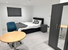 Large Double Bed En-suite Room 20 mins from Heathrow