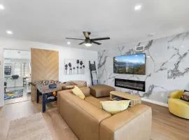 2BR 2BA Home Hot Tub, Firepit, Yard, BBQ, Parking