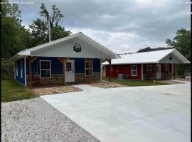 Blue Cozy Cottage, hotel di Oneida