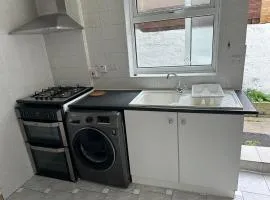 4-Bed House in Enfield- Sleeps 8- Private garden