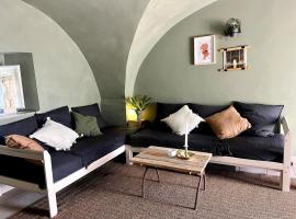 Rustic house with great views of the mountains, Hotel in Vicoli