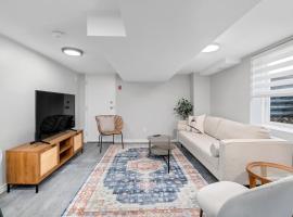 Cozy 2BR w/ Parking, mins from Highway & Chrysler, hotel Windsorban