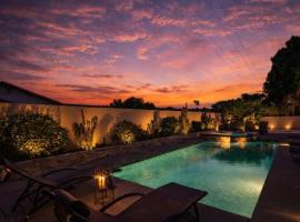 Navigate Stays Group Getaway w Jacuzzi Pool Games, hotel i Bermuda Dunes