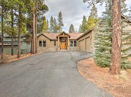 Spacious Sunriver Getaway with Hot Tub and Games, hotel en Bend