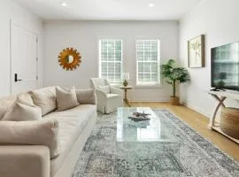 Spacious 3BR Retreat - Pool - Sleeps 7 - Pets Welcome w Fee