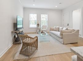 Comfortable 3BR Stay - Pool - Beach Nearby, hotel di Pass Christian