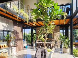 Private 4BR Getaway with Pool & Cinema in Ica, Hotel in Guadalupe