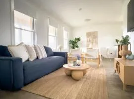 Lakefront Retreat - Pets- Parking - Games - Backyard