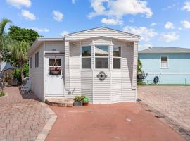 Destiny's Drive 2-bedroom, 1-bath beach home、ジェンセン・ビーチのホテル