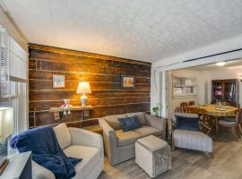 WFH Space and Yard! Walkable Lancaster Row Home, hotelli kohteessa Lancaster