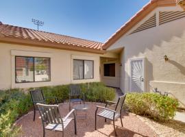 7 Mi to Mill Ave BBQ-Ready Mesa Townhouse, hotel em Mesa