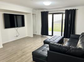 Entire 4 Bedroom Home، فندق في Kingston