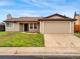 Spacious 4BR Family Home Free Parking, Fast WiFi, Near Galleria & Fountains