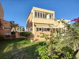 Villa privada con barbacoa , 3 habitaciones , 2 baños, piscina común con jacuzzi - ES-389-25