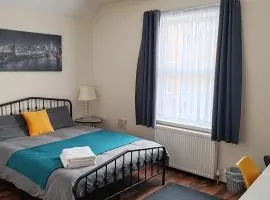 King En-Suite Room Self-Catering Workspace