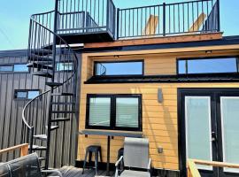 Designer Modern Tiny Home w All of The Amenities, hotel in Apple Valley