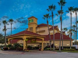 La Quinta by Wyndham Orlando Airport - On Property Food Trucks & Free Airport Shuttle!, готель в Орландо