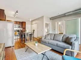 CozySuites 2BR Mill District with pool, gym #04