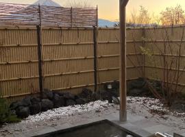 富士山水館 河口湖まで車で3分 富士山一望 Fujisansuikan 3-minutes drive to Lake Kawaguchiko panoramic view of Mt Fuji，富士河口湖的飯店