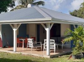 Beautiful West Indian house in a wooded garden, hotel a Petit-Canal