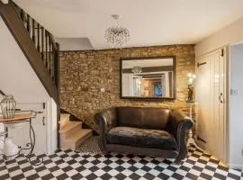 17th Century Cottage & Scandi Cabin Drive Parking