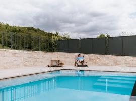 Villa Slovenia- Otokar family villa with heated pool, jacuzzi and spacious garden, хотел в Dolenje pri Jelšanah