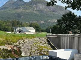 Koselig vestlandshus ved fjorden, hotel di Holmedal